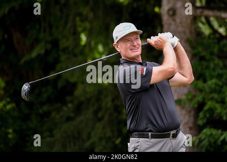 Jennings, Missouri, USA. 11. September 2022: Der Golfer Ernie Els beobachtet, wie sein T-Shirt aus dem 9.-Loch geschossen wurde, trotz der nassen und windigen Bedingungen am letzten Tag des Ascension Charity Classic im Norwood Hills Country Club in Jennings, MO Richard Ulreich/CSM Credit: CAL Sport Media/Alamy Live News Stockfoto