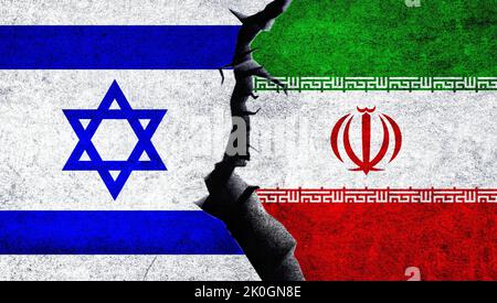 Iran und Israel Flaggen zusammen an einer Wand mit rissig. Israel Iran-Konflikt Stockfoto