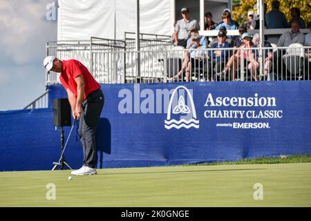 Jennings, Missouri, USA. 11. September 2022: Golfer Robert Karlsson stürzt trotz nassem und windigem Wetter auf das Grün der 18. am letzten Tag des Ascension Charity Classic im Norwood Hills Country Club in Jennings, MO Richard Ulreich/CSM Credit: CAL Sport Media/Alamy Live News Stockfoto