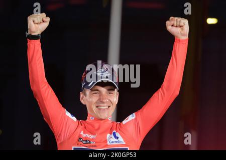 Madrid, Spanien. 11. September 2022. Remco Evenepoel aus Belgien und Team Quick-Step - Alpha Vinyl feiert nach dem Gewinn des Red Leader Trikots auf dem Podium nach der 77. Tour of Spain 2022. Der Belgier Remco Evenepoel gewann seinen ersten Grand Tour-Sieg bei der Vuelta a Espana in Madrid. Der 22-Jährige dominierte das dreiwöchige Rennen und gewann nach dem 21.. (Foto: Atilano Garcia/SOPA Images/Sipa USA) Quelle: SIPA USA/Alamy Live News Stockfoto