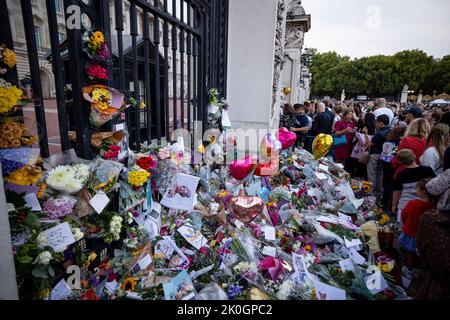 London, Großbritannien. 11. September 2022. Hunderte von Menschen sahen sich vor dem Tor der Blumen gedrängt Tribute des Buckingham Palace, um Tribute an Königin Elizabeth II. Zu zahlen Tausende Millionen Menschen aus der ganzen Welt kommen weiterhin zum Buckingham Palace, um Königin Elizabeth II. Zu Tribut zu zollen, die mehr als 70 Jahre auf ihrem Thron saß und am 8.. September 2022 starb. Kredit: SOPA Images Limited/Alamy Live Nachrichten Stockfoto