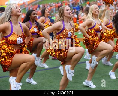 Clemson, SC, USA. 10. September 2022. Die Clemson Rally Cats tanzen vor dem Start des NCAA-Fußballspiels zwischen den Clemson Tigers und Furman Paladins im Memorial Stadium in Clemson, SC. Kyle Okita/CSM/Alamy Live News Stockfoto