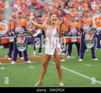 Clemson, SC, USA. 10. September 2022. Der Clemson Feature Twirler tritt während der Halbzeit beim NCAA-Fußballspiel zwischen den Clemson Tigers und Furman Paladins im Memorial Stadium in Clemson, SC, auf. Kyle Okita/CSM/Alamy Live News Stockfoto