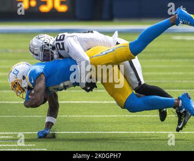 Inglewood, Usa. 11. September 2022. Raiders' Eckpfeiler Rock Ya-Sin (26) nimmt nach einem kurzen Empfang während der ersten Hälfte eines Spiels zwischen den Los Angeles Chargers und den Oakland Raiders im SoFi Stadium in Inglewood CA, Sonntag, 11. September 2022, den breiten Empfänger von Chargers Keenan Allen (13) zurück. Foto von Mike Goulding/UPI Credit: UPI/Alamy Live News Stockfoto