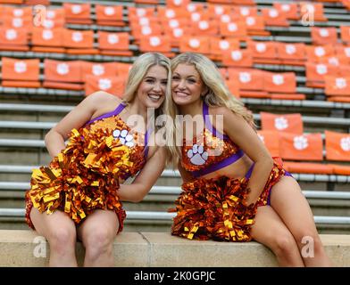 Clemson, SC, USA. 10. September 2022. Die Clemson Rally Cats posieren für ein Foto vor dem NCAA-Fußballspiel zwischen den Clemson Tigers und Furman Paladins im Memorial Stadium in Clemson, SC. Kyle Okita/CSM/Alamy Live News Stockfoto