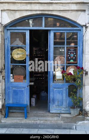 Altes Geschäft mit handgefertigten Dekorationsgegenden aus Metall, Kupfer oder Eisen Stockfoto