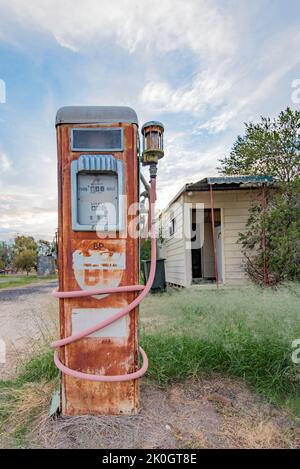 Eine alte BP-Benzin-(Gas-)Bowser (Pumpe) neben der Straße in der New South Wales-Stadt Burren Junction, Australien Stockfoto