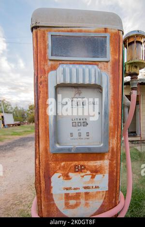 Eine alte BP-Benzin-(Gas-)Bowser (Pumpe) neben der Straße in der New South Wales-Stadt Burren Junction, Australien Stockfoto