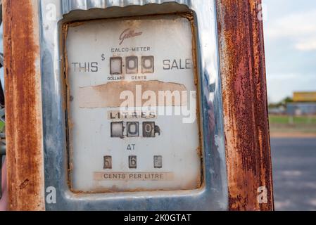 Eine alte BP-Benzin-(Gas-)Bowser (Pumpe) neben der Straße in der New South Wales-Stadt Burren Junction, Australien Stockfoto