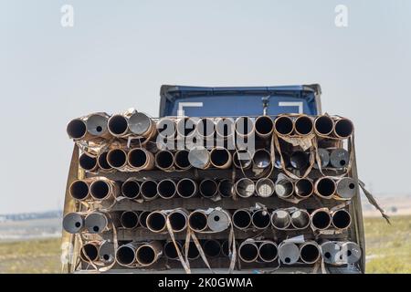 Bauleitungen auf der Rückseite des Staplers zur Auslieferung Stockfoto