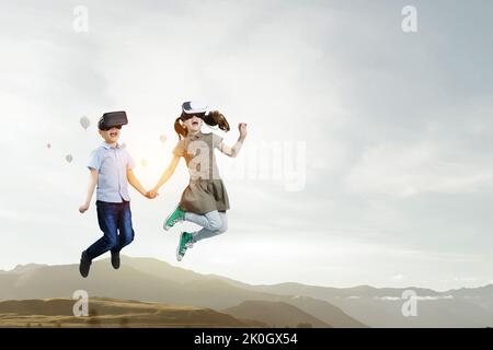 Kinder tragen eine Virtual-Reality-Brille Stockfoto