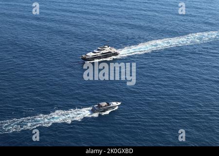 Furor - Incrocio di Yacht lungo la costiera Stockfoto