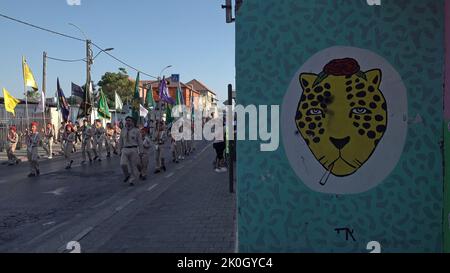 JAFFA, ISRAEL - 10. SEPTEMBER: Mitglieder der arabisch-orthodoxen Pfadfinder nehmen am größten pfadfindermarsch Teil, der jemals in Israel an der Yefet Street am 10. September 2022 in Jaffa, Israel, stattfinden wird. Die Israel Arab Scouts Association wurde 1956 gegründet. Heute gibt es 14 Stämme vor allem im Raum Galilee. Stockfoto