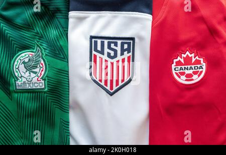 Calgary, Alberta. Kanada. September 11, 2022. Mexikanisches, amerikanisches und kanadisches Fußballtrikot. Konzept: Nordamerika 2026 FIFA World. Stockfoto