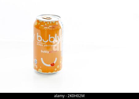 Calgary, Alberta, Kanada. September 11, 2022. Dosen von Bubly Peach bevorzugen prickelndes Wasser von 355 ml Stockfoto