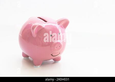 Calgary, Alberta, Kanada. September 11, 2020. Nahaufnahme eines isolierten Sparschweines auf weißem Hintergrund. Stockfoto