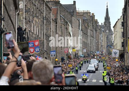 Edinburgh Schottland, Großbritannien 11. September 2022. Der verstorbene Konvoi von Königin Elizabeth II. Auf der Royal Mile, der von Balmoral aus auf der Straße reiste. Credit sst/alamy live News Stockfoto