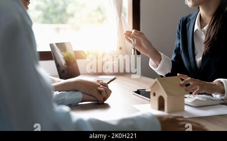 Junges Paar in der Liebe Start Familienleben, Beantragung einer Hypothek, um Unterkunft zu kaufen, Kauf, Vermietung Wohnung, Treffen mit Immobilienmakler. Stockfoto