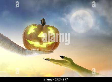 Halloween Kürbis in den Händen von Zombies und Mumien auf Mond Himmel Hintergrund. Stockfoto