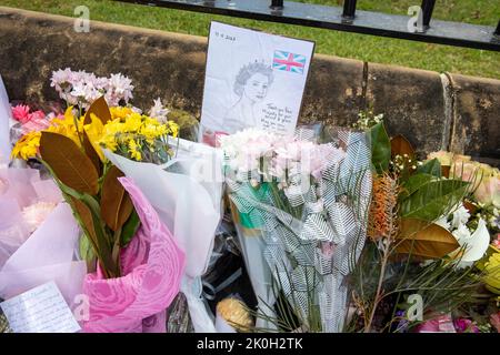 Montag, 12.. September 2022, Sydney, Australien. Die Australier, die Queen Elizabeth Respekt und Ehrungen zollen, hinterlassen Blumen und Karten im Government House im Stadtzentrum von Sydney, New South Wales, Australien. Quelle: martin Berry/Alamy Live News Stockfoto