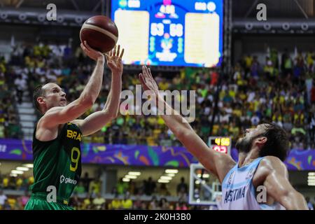 Recife, Brasilien. 11. September 2022. Marcelinh Huertas (L) aus Brasilien schießt beim Finalspiel zwischen Brasilien und Argentinien beim FIBA Americup 2022 in Recife, Pernambuco, Brasilien, 11. September 2022. Quelle: Wang Tiancong/Xinhua/Alamy Live News Stockfoto