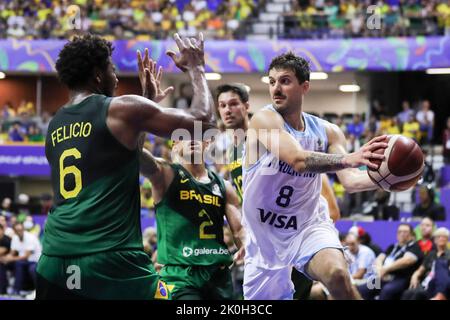 Recife, Brasilien. 11. September 2022. Der Argentinier Nicolas Laprovittola (1. R) tritt beim Finalspiel zwischen Brasilien und Argentinien beim FIBA Americup 2022 in Recife, Pernambuco, Brasilien, am 11. September 2022 an. Quelle: Wang Tiancong/Xinhua/Alamy Live News Stockfoto