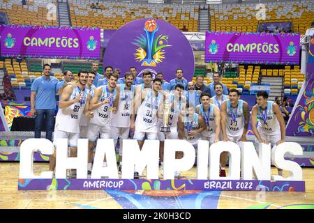 Recife, Brasilien. 11. September 2022. Mitglieder des argentinischen Teams posieren für Fotos nach dem Finalspiel zwischen Brasilien und Argentinien beim FIBA Americup 2022 in Recife, Pernambuco, Brasilien, 11. September 2022. Quelle: Wang Tiancong/Xinhua/Alamy Live News Stockfoto