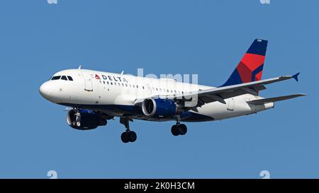 Richmond, British Columbia, Kanada. 10. September 2022. Ein Delta Air Lines Airbus A319-Jetliner (N339NB), der bei der Landung auf dem Vancouver International Airport in der Luft landet. (Bild: © Bayne Stanley/ZUMA Press Wire) Stockfoto