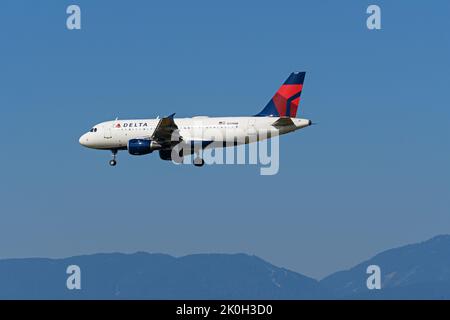 Richmond, British Columbia, Kanada. 10. September 2022. Ein Delta Air Lines Airbus A319-Jetliner (N339NB), der bei der Landung auf dem Vancouver International Airport in der Luft landet. (Bild: © Bayne Stanley/ZUMA Press Wire) Stockfoto