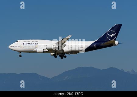 Richmond, British Columbia, Kanada. 10. September 2022. Ein Lufthansa Boeing 747-400-Jetliner (D-ABVM), der im endgültigen Anflug auf den internationalen Flughafen Vancouver landet. (Bild: © Bayne Stanley/ZUMA Press Wire) Stockfoto