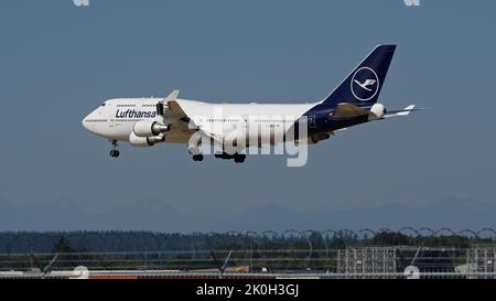 Richmond, British Columbia, Kanada. 10. September 2022. Ein Lufthansa Boeing 747-400-Jetliner (D-ABVM) landet auf dem internationalen Flughafen Vancouver. (Bild: © Bayne Stanley/ZUMA Press Wire) Stockfoto