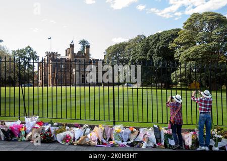 Montag, 12.. September 2022, Sydney, Australien. Die Australier, die Queen Elizabeth Respekt und Ehrungen zollen, hinterlassen Blumen und Karten im Government House im Stadtzentrum von Sydney, Flaggen fliegen auch am halben Mast im Government House, New South Wales, Australien. Quelle: martin Berry/Alamy Live News Stockfoto