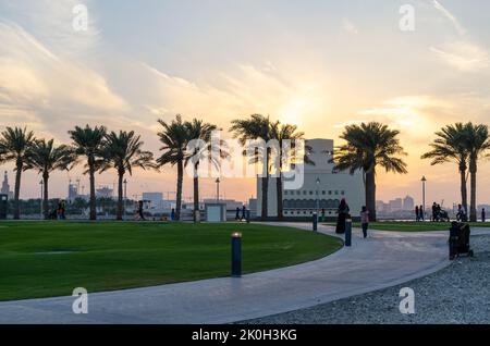 Doha, Katar - 24. Februar 2015: Wunderschöner Sonnenuntergang im Museum of Islamic Art Park Doha, Katar. Stockfoto