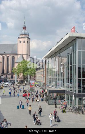 Köln April 2022: Der Kölner Hauptbahnhof ist der wichtigste Eisenbahnknotenpunkt in Köln und liegt im Stadtzentrum neben der Kölner Kathedrale Stockfoto