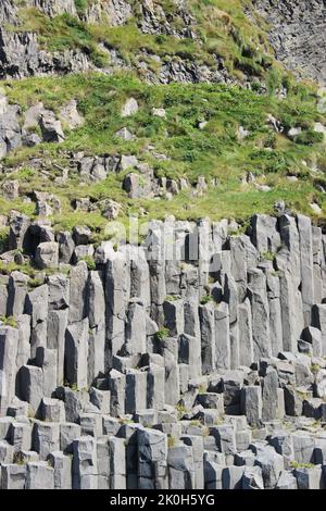 Eine vertikale Aufnahme von Basaltsäulen während des Tages in Island Stockfoto