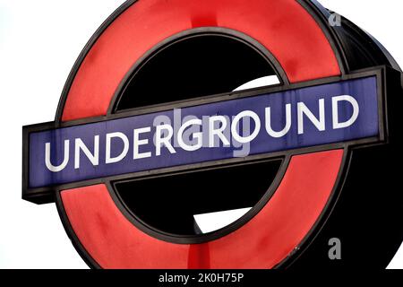 Aktenfoto vom 06/02/18 eines Schildes der Londoner U-Bahn. Laut Transport for London (TfL) leiden die Londoner U-Bahn-Dienste unter schweren Störungen aufgrund von „Problemen mit der Stromversorgung“. Ausgabedatum: Dienstag, 6. Februar 2018. Stockfoto