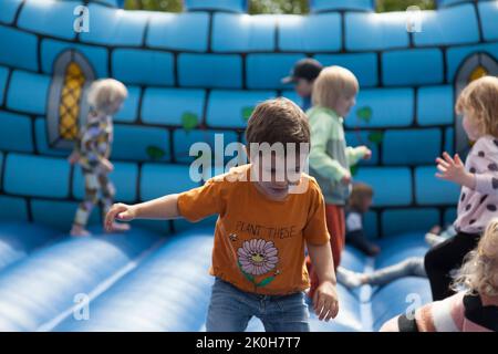 Umea, Norrland Schweden - 11. Juni 2022: Kinder spielen in einer Hüpfburg Stockfoto