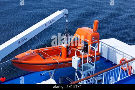 Vaasa, Finnland - 20. Juni 2022: Orangefarbenes Rettungsboot auf großer Fähre Stockfoto