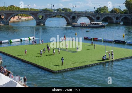 Für die WateRugby-Ausgabe 2022 trafen sich vom 8. Bis 11. September in Toulouse (Frankreich) rund 30 große Namen im französischen und internationalen Rugby. Das Konzept: Ein schwimmendes Feld von 35 x 40 m, ohne Berührungen oder in-Goal; um zu Punkten, müssen sie ins Wasser tauchen. 11. September 2022. Foto von Patrick Batard/ABACAPRESS.COM Stockfoto