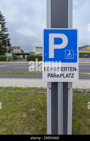 Deutsches Parkschild mit dem deutschen Zusatz Behindertenparkplatz Stockfoto