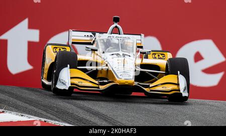 Monterey, CA, USA. 10. September 2022. A. Team Penske-Fahrer Scott McLaughlin kommt in den Korkenzieher der Firestone Grand Prix von Monterey übt # 2 auf dem WeatherTech Raceway Laguna Seca Monterey, CA Thurman James/CSM/Alamy Live News Stockfoto