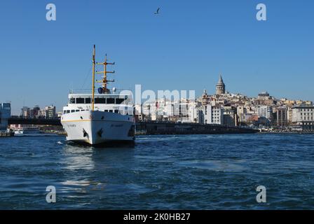 Istanbul, Türkei August März 18,2012. Istanbul City Lines Fähre, Galata Tower und Karakoy Stockfoto