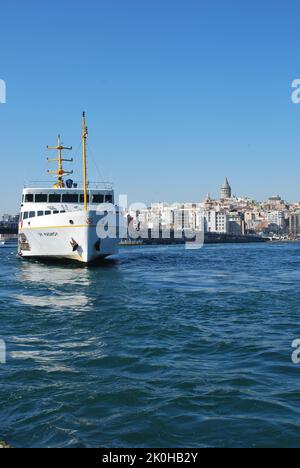 Istanbul, Türkei August März 18,2012. Istanbul City Lines Fähre, Galata Tower und Karakoy Stockfoto