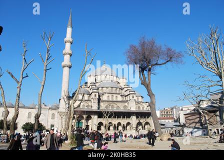 Istanbul, TÜRKEI - 18. März 2012: Der Blick auf die Yeni Cami (Neue Moschee), die ursprünglich als Valide Sultan Moschee (Valide Sultan Camii) bezeichnet wurde. Istanbul, Türkei Stockfoto