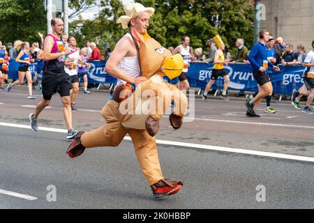 Gateshead, Großbritannien. 11.. September 2022. Die Massen - Charaktere und Kostüme während der Massenbeteiligung am Great North Run Halbmarathon kurz nach der Überquerung der Tyne Bridge von Newcastle upon Tyne. Quelle: Hazel Plater/Alamy Live News Stockfoto