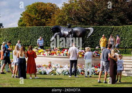 Newmarket, Großbritannien. 11. September 2022. Nach ihrem Tod am 8.. September wurde Königin Elizabeth II. Mit einer von Etienne Millner entworfenen Bronzestatue, die sich am Eingang der Rennbahn Newmarket befindet, ein Geschenk der Stadt im Jahr ihres 90.. Geburtstages, geblümt. Kredit: Mark Bullimore/Alamy Live Nachrichten Stockfoto