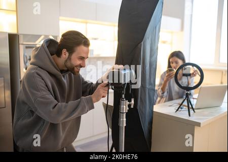 Kameramann und Videoblogger bereiten sich auf die Aufnahme eines Vlogs vor Stockfoto