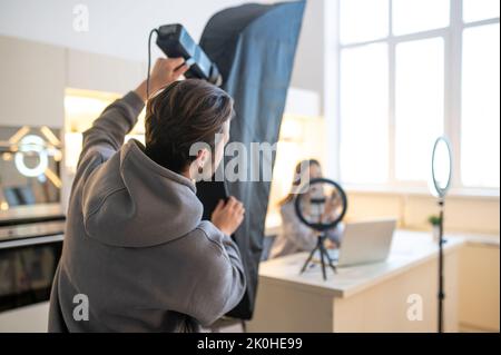 Betreiber und ein Videoblogger bereiten sich auf das Filmen eines Vlogs vor Stockfoto