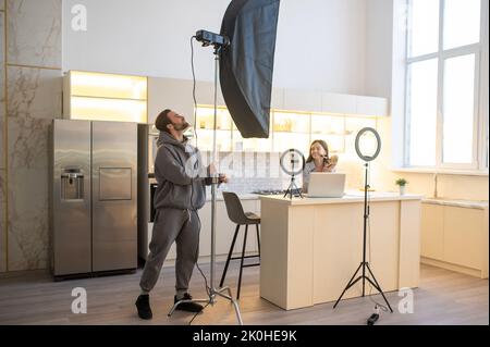 Team von Fachleuten, die sich auf die Aufnahme eines Video-Blogs vorbereiten Stockfoto