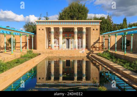 Der altägyptische Garten, einer der Themengärten in Hamilton Gardens, einem Park in Hamilton, Neuseeland. Der Tempel des Gartens, der sich in einem Pool widerspiegelt Stockfoto